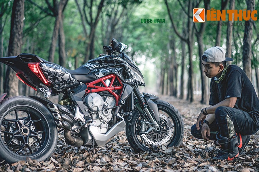   MV Agusta Rivale 800 lần đầu tiên được hãng xe Ý trình làng đã giành được danh hiệu mẫu xe đẹp nhất tại triển lãm EICMA 2012 một cách vô cùng xứng đáng. Mẫu xe môtô này không chỉ có vẻ ngoài hấp dẫn, bắt mắt mà còn có hiệu suất cực cao.